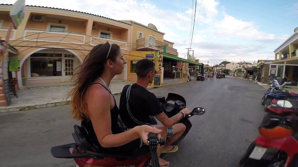 Pasivažinėjimas motoroleriu iš Scrivas į Kavos dovanų parduotuvę ir vakarėlių miestelį (KORFU)